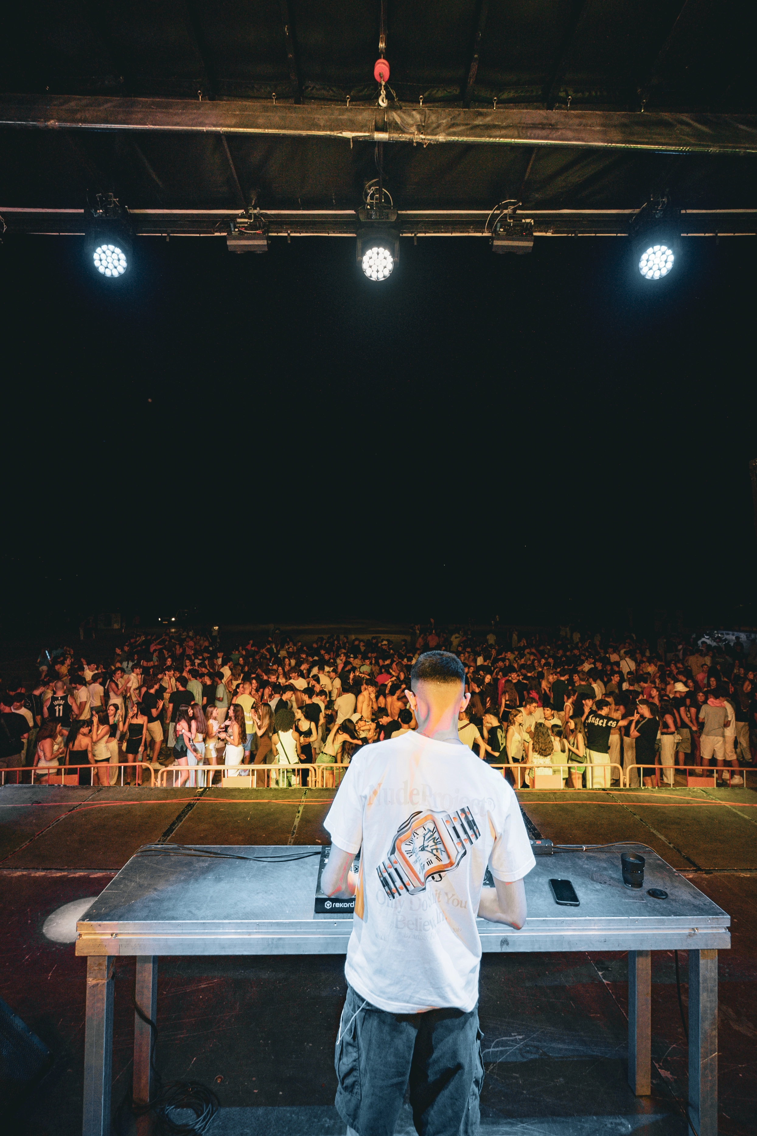 Sesión de música urbana de DJ Mesqui en la discomóvil de Dénia