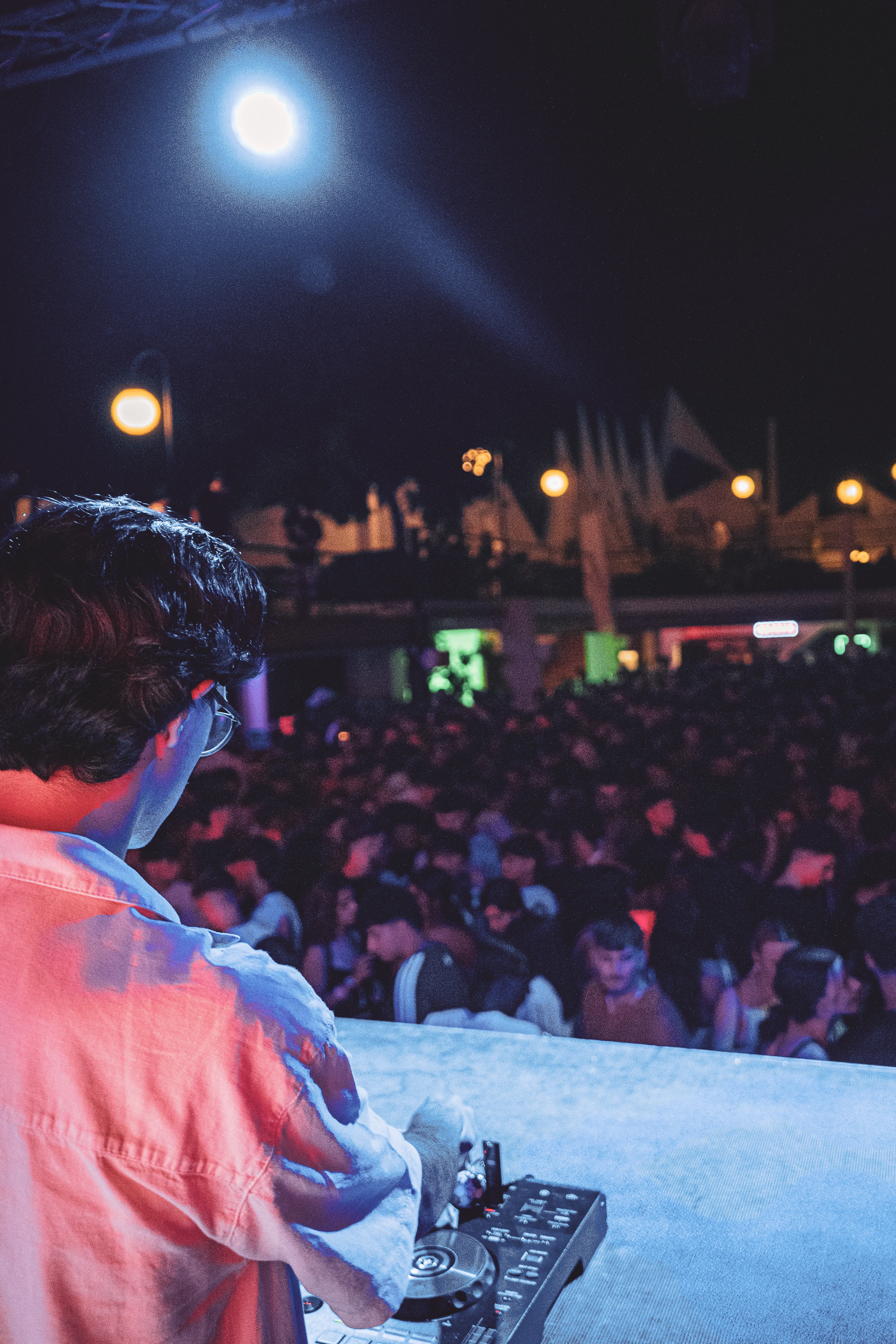DJ Mesqui pinchando en la cabina de Penélope Benidorm